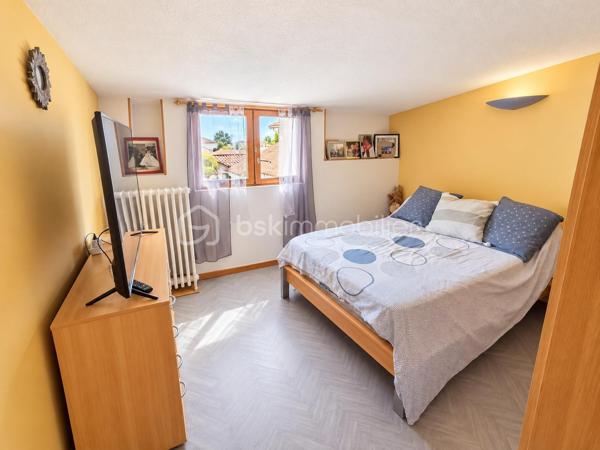 Maison 6 pièces – 133 m² 

Découvrez cette agréable maison familiale de 133 m² habitables, édifiée sur un terrain clos de 600 m², idéale pour une famille à la recherche d’espace et de confort.

Au rez-de-chaussée, vous profiterez d’un vaste salon-séjour ouvert sur la cuisine de 50m2, offrant un bel espace convivial pour partager des moments en famille ou entre amis. Ce niveau comprend également une salle d’eau, un WC, ainsi qu’une buanderie/cellier et une cave, apportant de nombreux espaces de rangement.

À l’étage, l’espace nuit se compose de 4 chambres et d’un bureau, pouvant également servir de chambre d’appoint ou d’espace télétravail. Vous trouverez également une seconde salle d’eau ainsi qu’un WC indépendant.

La maison est équipée d’un chauffage au gaz.

À l’extérieur, vous bénéficierez d’un grand abri pour véhicules d’environ 50 m², idéal pour stationner plusieurs voitures, aménager un atelier ou disposer d’un espace de stockage supplémentaire.

Une maison pleine de charme, offrant de beaux volumes et de nombreuses possibilités d’aménagement, à découvrir sans tarder. Visite 7/7 la vidéo est sur mon site Alexandre serre bsk immobilier.