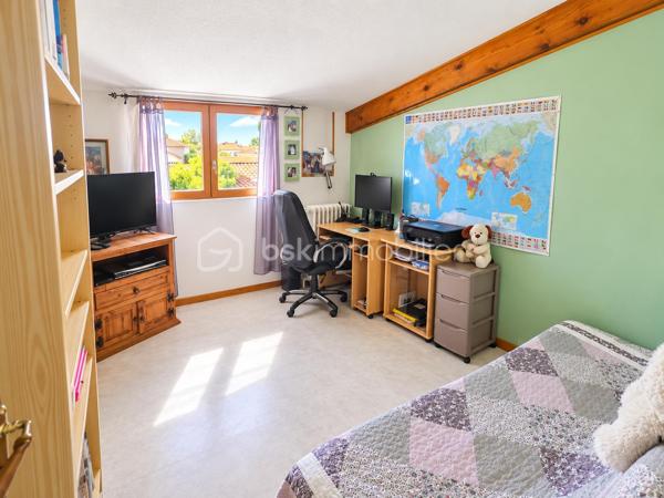 Maison 6 pièces – 133 m² 

Découvrez cette agréable maison familiale de 133 m² habitables, édifiée sur un terrain clos de 600 m², idéale pour une famille à la recherche d’espace et de confort.

Au rez-de-chaussée, vous profiterez d’un vaste salon-séjour ouvert sur la cuisine de 50m2, offrant un bel espace convivial pour partager des moments en famille ou entre amis. Ce niveau comprend également une salle d’eau, un WC, ainsi qu’une buanderie/cellier et une cave, apportant de nombreux espaces de rangement.

À l’étage, l’espace nuit se compose de 4 chambres et d’un bureau, pouvant également servir de chambre d’appoint ou d’espace télétravail. Vous trouverez également une seconde salle d’eau ainsi qu’un WC indépendant.

La maison est équipée d’un chauffage au gaz.

À l’extérieur, vous bénéficierez d’un grand abri pour véhicules d’environ 50 m², idéal pour stationner plusieurs voitures, aménager un atelier ou disposer d’un espace de stockage supplémentaire.

Une maison pleine de charme, offrant de beaux volumes et de nombreuses possibilités d’aménagement, à découvrir sans tarder. Visite 7/7 la vidéo est sur mon site Alexandre serre bsk immobilier.