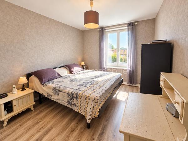 Maison 6 pièces – 133 m² 

Découvrez cette agréable maison familiale de 133 m² habitables, édifiée sur un terrain clos de 600 m², idéale pour une famille à la recherche d’espace et de confort.

Au rez-de-chaussée, vous profiterez d’un vaste salon-séjour ouvert sur la cuisine de 50m2, offrant un bel espace convivial pour partager des moments en famille ou entre amis. Ce niveau comprend également une salle d’eau, un WC, ainsi qu’une buanderie/cellier et une cave, apportant de nombreux espaces de rangement.

À l’étage, l’espace nuit se compose de 4 chambres et d’un bureau, pouvant également servir de chambre d’appoint ou d’espace télétravail. Vous trouverez également une seconde salle d’eau ainsi qu’un WC indépendant.

La maison est équipée d’un chauffage au gaz.

À l’extérieur, vous bénéficierez d’un grand abri pour véhicules d’environ 50 m², idéal pour stationner plusieurs voitures, aménager un atelier ou disposer d’un espace de stockage supplémentaire.

Une maison pleine de charme, offrant de beaux volumes et de nombreuses possibilités d’aménagement, à découvrir sans tarder. Visite 7/7 la vidéo est sur mon site Alexandre serre bsk immobilier.