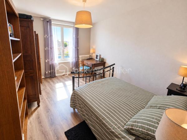 Maison 6 pièces – 133 m² 

Découvrez cette agréable maison familiale de 133 m² habitables, édifiée sur un terrain clos de 600 m², idéale pour une famille à la recherche d’espace et de confort.

Au rez-de-chaussée, vous profiterez d’un vaste salon-séjour ouvert sur la cuisine de 50m2, offrant un bel espace convivial pour partager des moments en famille ou entre amis. Ce niveau comprend également une salle d’eau, un WC, ainsi qu’une buanderie/cellier et une cave, apportant de nombreux espaces de rangement.

À l’étage, l’espace nuit se compose de 4 chambres et d’un bureau, pouvant également servir de chambre d’appoint ou d’espace télétravail. Vous trouverez également une seconde salle d’eau ainsi qu’un WC indépendant.

La maison est équipée d’un chauffage au gaz.

À l’extérieur, vous bénéficierez d’un grand abri pour véhicules d’environ 50 m², idéal pour stationner plusieurs voitures, aménager un atelier ou disposer d’un espace de stockage supplémentaire.

Une maison pleine de charme, offrant de beaux volumes et de nombreuses possibilités d’aménagement, à découvrir sans tarder. Visite 7/7 la vidéo est sur mon site Alexandre serre bsk immobilier.