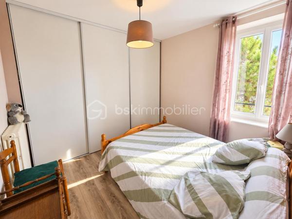 Maison 6 pièces – 133 m² 

Découvrez cette agréable maison familiale de 133 m² habitables, édifiée sur un terrain clos de 600 m², idéale pour une famille à la recherche d’espace et de confort.

Au rez-de-chaussée, vous profiterez d’un vaste salon-séjour ouvert sur la cuisine de 50m2, offrant un bel espace convivial pour partager des moments en famille ou entre amis. Ce niveau comprend également une salle d’eau, un WC, ainsi qu’une buanderie/cellier et une cave, apportant de nombreux espaces de rangement.

À l’étage, l’espace nuit se compose de 4 chambres et d’un bureau, pouvant également servir de chambre d’appoint ou d’espace télétravail. Vous trouverez également une seconde salle d’eau ainsi qu’un WC indépendant.

La maison est équipée d’un chauffage au gaz.

À l’extérieur, vous bénéficierez d’un grand abri pour véhicules d’environ 50 m², idéal pour stationner plusieurs voitures, aménager un atelier ou disposer d’un espace de stockage supplémentaire.

Une maison pleine de charme, offrant de beaux volumes et de nombreuses possibilités d’aménagement, à découvrir sans tarder. Visite 7/7 la vidéo est sur mon site Alexandre serre bsk immobilier.