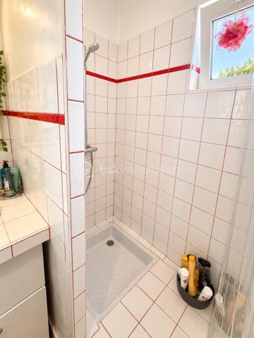 Maison 6 pièces – 133 m² 

Découvrez cette agréable maison familiale de 133 m² habitables, édifiée sur un terrain clos de 600 m², idéale pour une famille à la recherche d’espace et de confort.

Au rez-de-chaussée, vous profiterez d’un vaste salon-séjour ouvert sur la cuisine de 50m2, offrant un bel espace convivial pour partager des moments en famille ou entre amis. Ce niveau comprend également une salle d’eau, un WC, ainsi qu’une buanderie/cellier et une cave, apportant de nombreux espaces de rangement.

À l’étage, l’espace nuit se compose de 4 chambres et d’un bureau, pouvant également servir de chambre d’appoint ou d’espace télétravail. Vous trouverez également une seconde salle d’eau ainsi qu’un WC indépendant.

La maison est équipée d’un chauffage au gaz.

À l’extérieur, vous bénéficierez d’un grand abri pour véhicules d’environ 50 m², idéal pour stationner plusieurs voitures, aménager un atelier ou disposer d’un espace de stockage supplémentaire.

Une maison pleine de charme, offrant de beaux volumes et de nombreuses possibilités d’aménagement, à découvrir sans tarder. Visite 7/7 la vidéo est sur mon site Alexandre serre bsk immobilier.