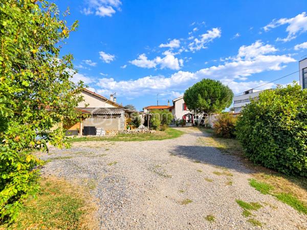 Maison 6 pièces – 133 m² 

Découvrez cette agréable maison familiale de 133 m² habitables, édifiée sur un terrain clos de 600 m², idéale pour une famille à la recherche d’espace et de confort.

Au rez-de-chaussée, vous profiterez d’un vaste salon-séjour ouvert sur la cuisine de 50m2, offrant un bel espace convivial pour partager des moments en famille ou entre amis. Ce niveau comprend également une salle d’eau, un WC, ainsi qu’une buanderie/cellier et une cave, apportant de nombreux espaces de rangement.

À l’étage, l’espace nuit se compose de 4 chambres et d’un bureau, pouvant également servir de chambre d’appoint ou d’espace télétravail. Vous trouverez également une seconde salle d’eau ainsi qu’un WC indépendant.

La maison est équipée d’un chauffage au gaz.

À l’extérieur, vous bénéficierez d’un grand abri pour véhicules d’environ 50 m², idéal pour stationner plusieurs voitures, aménager un atelier ou disposer d’un espace de stockage supplémentaire.

Une maison pleine de charme, offrant de beaux volumes et de nombreuses possibilités d’aménagement, à découvrir sans tarder. Visite 7/7 la vidéo est sur mon site Alexandre serre bsk immobilier.