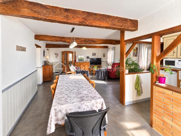 Maison 6 pièces – 133 m² 

Découvrez cette agréable maison familiale de 133 m² habitables, édifiée sur un terrain clos de 600 m², idéale pour une famille à la recherche d’espace et de confort.

Au rez-de-chaussée, vous profiterez d’un vaste salon-séjour ouvert sur la cuisine de 50m2, offrant un bel espace convivial pour partager des moments en famille ou entre amis. Ce niveau comprend également une salle d’eau, un WC, ainsi qu’une buanderie/cellier et une cave, apportant de nombreux espaces de rangement.

À l’étage, l’espace nuit se compose de 4 chambres et d’un bureau, pouvant également servir de chambre d’appoint ou d’espace télétravail. Vous trouverez également une seconde salle d’eau ainsi qu’un WC indépendant.

La maison est équipée d’un chauffage au gaz.

À l’extérieur, vous bénéficierez d’un grand abri pour véhicules d’environ 50 m², idéal pour stationner plusieurs voitures, aménager un atelier ou disposer d’un espace de stockage supplémentaire.

Une maison pleine de charme, offrant de beaux volumes et de nombreuses possibilités d’aménagement, à découvrir sans tarder. Visite 7/7 la vidéo est sur mon site Alexandre serre bsk immobilier.