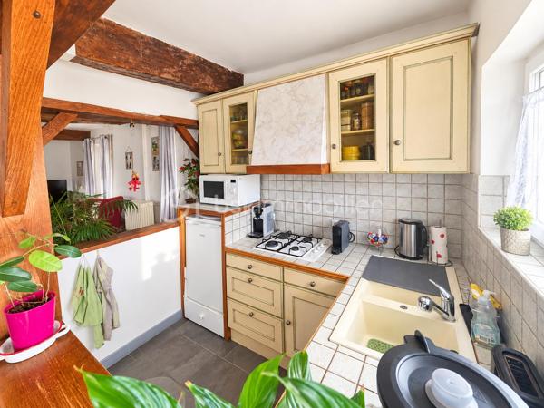 Maison 6 pièces – 133 m² 

Découvrez cette agréable maison familiale de 133 m² habitables, édifiée sur un terrain clos de 600 m², idéale pour une famille à la recherche d’espace et de confort.

Au rez-de-chaussée, vous profiterez d’un vaste salon-séjour ouvert sur la cuisine de 50m2, offrant un bel espace convivial pour partager des moments en famille ou entre amis. Ce niveau comprend également une salle d’eau, un WC, ainsi qu’une buanderie/cellier et une cave, apportant de nombreux espaces de rangement.

À l’étage, l’espace nuit se compose de 4 chambres et d’un bureau, pouvant également servir de chambre d’appoint ou d’espace télétravail. Vous trouverez également une seconde salle d’eau ainsi qu’un WC indépendant.

La maison est équipée d’un chauffage au gaz.

À l’extérieur, vous bénéficierez d’un grand abri pour véhicules d’environ 50 m², idéal pour stationner plusieurs voitures, aménager un atelier ou disposer d’un espace de stockage supplémentaire.

Une maison pleine de charme, offrant de beaux volumes et de nombreuses possibilités d’aménagement, à découvrir sans tarder. Visite 7/7 la vidéo est sur mon site Alexandre serre bsk immobilier.