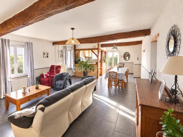 Maison 6 pièces – 133 m² 

Découvrez cette agréable maison familiale de 133 m² habitables, édifiée sur un terrain clos de 600 m², idéale pour une famille à la recherche d’espace et de confort.

Au rez-de-chaussée, vous profiterez d’un vaste salon-séjour ouvert sur la cuisine de 50m2, offrant un bel espace convivial pour partager des moments en famille ou entre amis. Ce niveau comprend également une salle d’eau, un WC, ainsi qu’une buanderie/cellier et une cave, apportant de nombreux espaces de rangement.

À l’étage, l’espace nuit se compose de 4 chambres et d’un bureau, pouvant également servir de chambre d’appoint ou d’espace télétravail. Vous trouverez également une seconde salle d’eau ainsi qu’un WC indépendant.

La maison est équipée d’un chauffage au gaz.

À l’extérieur, vous bénéficierez d’un grand abri pour véhicules d’environ 50 m², idéal pour stationner plusieurs voitures, aménager un atelier ou disposer d’un espace de stockage supplémentaire.

Une maison pleine de charme, offrant de beaux volumes et de nombreuses possibilités d’aménagement, à découvrir sans tarder. Visite 7/7 la vidéo est sur mon site Alexandre serre bsk immobilier.