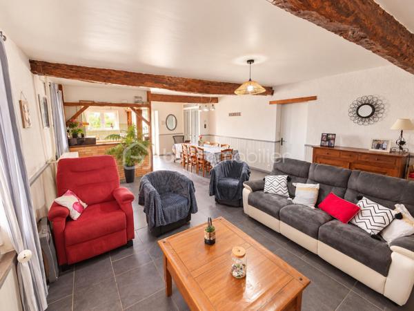 Maison 6 pièces – 133 m² 

Découvrez cette agréable maison familiale de 133 m² habitables, édifiée sur un terrain clos de 600 m², idéale pour une famille à la recherche d’espace et de confort.

Au rez-de-chaussée, vous profiterez d’un vaste salon-séjour ouvert sur la cuisine de 50m2, offrant un bel espace convivial pour partager des moments en famille ou entre amis. Ce niveau comprend également une salle d’eau, un WC, ainsi qu’une buanderie/cellier et une cave, apportant de nombreux espaces de rangement.

À l’étage, l’espace nuit se compose de 4 chambres et d’un bureau, pouvant également servir de chambre d’appoint ou d’espace télétravail. Vous trouverez également une seconde salle d’eau ainsi qu’un WC indépendant.

La maison est équipée d’un chauffage au gaz.

À l’extérieur, vous bénéficierez d’un grand abri pour véhicules d’environ 50 m², idéal pour stationner plusieurs voitures, aménager un atelier ou disposer d’un espace de stockage supplémentaire.

Une maison pleine de charme, offrant de beaux volumes et de nombreuses possibilités d’aménagement, à découvrir sans tarder. Visite 7/7 la vidéo est sur mon site Alexandre serre bsk immobilier.