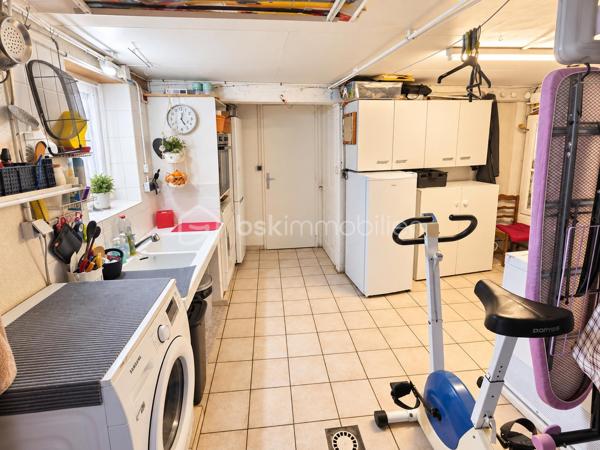 Maison 6 pièces – 133 m² 

Découvrez cette agréable maison familiale de 133 m² habitables, édifiée sur un terrain clos de 600 m², idéale pour une famille à la recherche d’espace et de confort.

Au rez-de-chaussée, vous profiterez d’un vaste salon-séjour ouvert sur la cuisine de 50m2, offrant un bel espace convivial pour partager des moments en famille ou entre amis. Ce niveau comprend également une salle d’eau, un WC, ainsi qu’une buanderie/cellier et une cave, apportant de nombreux espaces de rangement.

À l’étage, l’espace nuit se compose de 4 chambres et d’un bureau, pouvant également servir de chambre d’appoint ou d’espace télétravail. Vous trouverez également une seconde salle d’eau ainsi qu’un WC indépendant.

La maison est équipée d’un chauffage au gaz.

À l’extérieur, vous bénéficierez d’un grand abri pour véhicules d’environ 50 m², idéal pour stationner plusieurs voitures, aménager un atelier ou disposer d’un espace de stockage supplémentaire.

Une maison pleine de charme, offrant de beaux volumes et de nombreuses possibilités d’aménagement, à découvrir sans tarder. Visite 7/7 la vidéo est sur mon site Alexandre serre bsk immobilier.