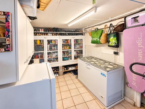 Maison 6 pièces – 133 m² 

Découvrez cette agréable maison familiale de 133 m² habitables, édifiée sur un terrain clos de 600 m², idéale pour une famille à la recherche d’espace et de confort.

Au rez-de-chaussée, vous profiterez d’un vaste salon-séjour ouvert sur la cuisine de 50m2, offrant un bel espace convivial pour partager des moments en famille ou entre amis. Ce niveau comprend également une salle d’eau, un WC, ainsi qu’une buanderie/cellier et une cave, apportant de nombreux espaces de rangement.

À l’étage, l’espace nuit se compose de 4 chambres et d’un bureau, pouvant également servir de chambre d’appoint ou d’espace télétravail. Vous trouverez également une seconde salle d’eau ainsi qu’un WC indépendant.

La maison est équipée d’un chauffage au gaz.

À l’extérieur, vous bénéficierez d’un grand abri pour véhicules d’environ 50 m², idéal pour stationner plusieurs voitures, aménager un atelier ou disposer d’un espace de stockage supplémentaire.

Une maison pleine de charme, offrant de beaux volumes et de nombreuses possibilités d’aménagement, à découvrir sans tarder. Visite 7/7 la vidéo est sur mon site Alexandre serre bsk immobilier.