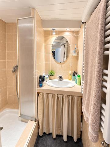 Maison 6 pièces – 133 m² 

Découvrez cette agréable maison familiale de 133 m² habitables, édifiée sur un terrain clos de 600 m², idéale pour une famille à la recherche d’espace et de confort.

Au rez-de-chaussée, vous profiterez d’un vaste salon-séjour ouvert sur la cuisine de 50m2, offrant un bel espace convivial pour partager des moments en famille ou entre amis. Ce niveau comprend également une salle d’eau, un WC, ainsi qu’une buanderie/cellier et une cave, apportant de nombreux espaces de rangement.

À l’étage, l’espace nuit se compose de 4 chambres et d’un bureau, pouvant également servir de chambre d’appoint ou d’espace télétravail. Vous trouverez également une seconde salle d’eau ainsi qu’un WC indépendant.

La maison est équipée d’un chauffage au gaz.

À l’extérieur, vous bénéficierez d’un grand abri pour véhicules d’environ 50 m², idéal pour stationner plusieurs voitures, aménager un atelier ou disposer d’un espace de stockage supplémentaire.

Une maison pleine de charme, offrant de beaux volumes et de nombreuses possibilités d’aménagement, à découvrir sans tarder. Visite 7/7 la vidéo est sur mon site Alexandre serre bsk immobilier.