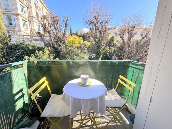 PLACE FONTAINE DU TEMPLE : TRES BEAU 3 PIECES AU DERNIER ETAGE