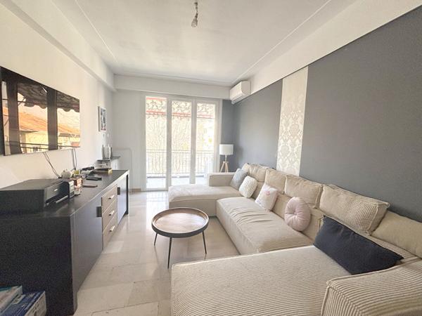 PLACE FONTAINE DU TEMPLE : TRES BEAU 3 PIECES AU DERNIER ETAGE