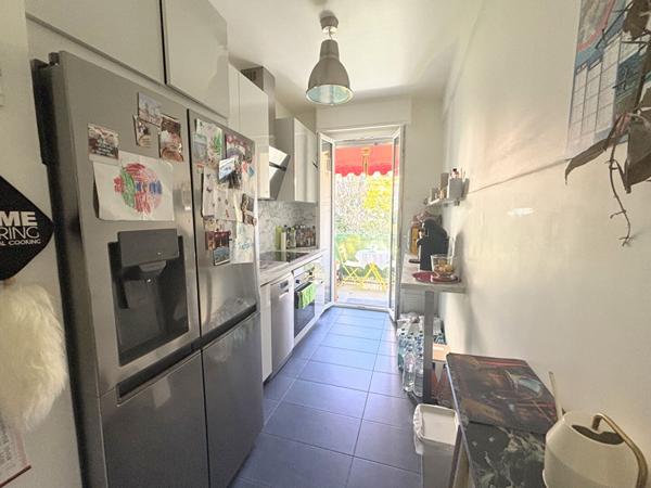 PLACE FONTAINE DU TEMPLE : TRES BEAU 3 PIECES AU DERNIER ETAGE