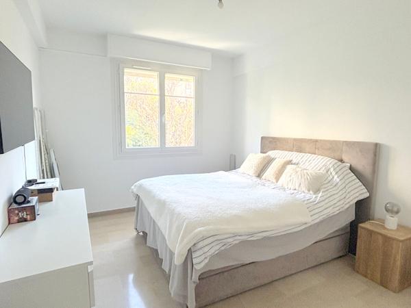 PLACE FONTAINE DU TEMPLE : TRES BEAU 3 PIECES AU DERNIER ETAGE