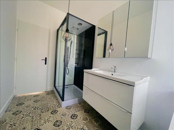 Maison à louer 1 158 € CC RUELLE SUR TOUVRE 5 p 162 m² DPE D