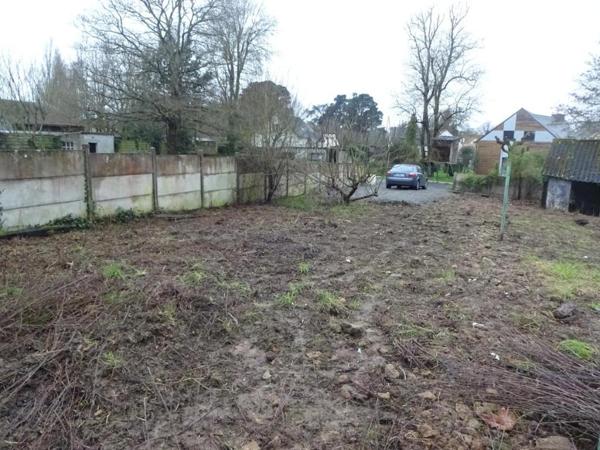 BESNE, Terrain à bâtir de 539m², réseaux desservis : électricité, eau, Assainissement collectif.