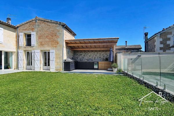 Maison de ville en pierre avec piscine au calme.