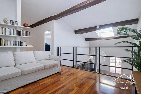 Maison de ville en pierre avec piscine au calme.