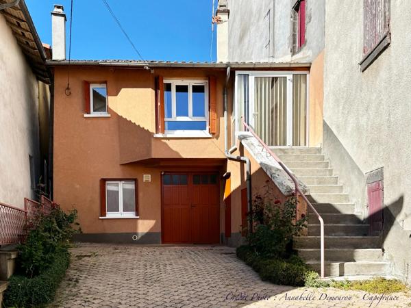 BLANZAT VILLAGE – MAISON DE VILLE EN PIERRE – 2 CHAMBRES – COUR – GARAGE – CAVE – DOUBLE VITRAGE