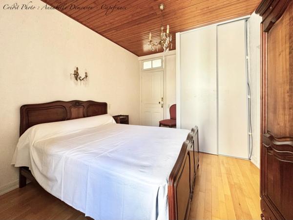BLANZAT VILLAGE – MAISON DE VILLE EN PIERRE – 2 CHAMBRES – COUR – GARAGE – CAVE – DOUBLE VITRAGE