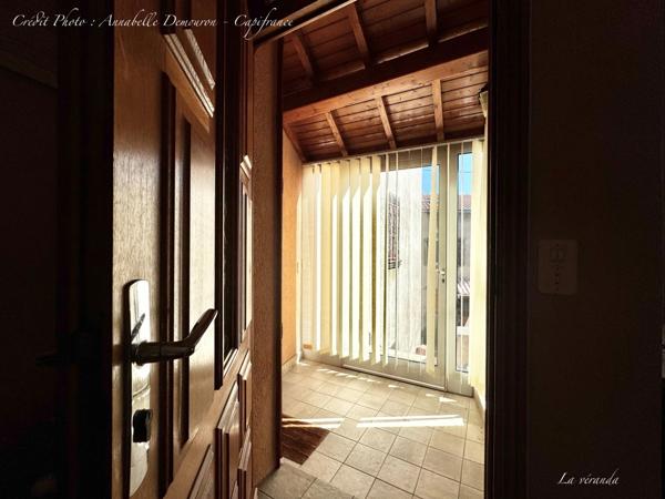 BLANZAT VILLAGE – MAISON DE VILLE EN PIERRE – 2 CHAMBRES – COUR – GARAGE – CAVE – DOUBLE VITRAGE