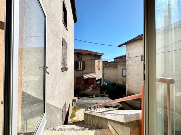 BLANZAT VILLAGE – MAISON DE VILLE EN PIERRE – 2 CHAMBRES – COUR – GARAGE – CAVE – DOUBLE VITRAGE