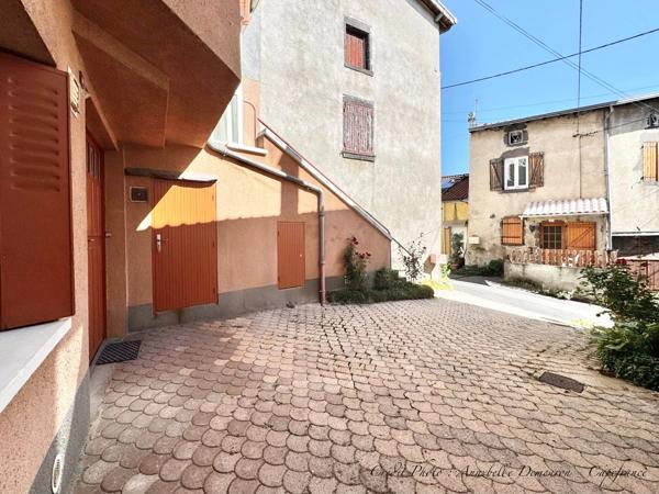 BLANZAT VILLAGE – MAISON DE VILLE EN PIERRE – 2 CHAMBRES – COUR – GARAGE – CAVE – DOUBLE VITRAGE
