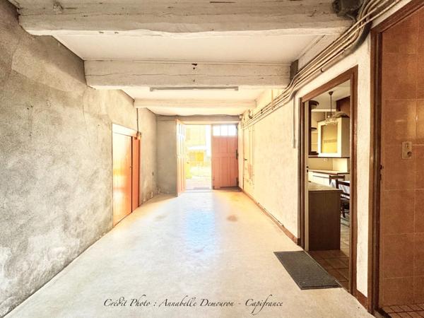 BLANZAT VILLAGE – MAISON DE VILLE EN PIERRE – 2 CHAMBRES – COUR – GARAGE – CAVE – DOUBLE VITRAGE