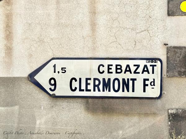 BLANZAT VILLAGE – MAISON DE VILLE EN PIERRE – 2 CHAMBRES – COUR – GARAGE – CAVE – DOUBLE VITRAGE