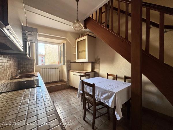 BLANZAT VILLAGE – MAISON DE VILLE EN PIERRE – 2 CHAMBRES – COUR – GARAGE – CAVE – DOUBLE VITRAGE