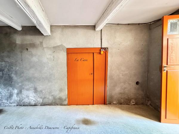 BLANZAT VILLAGE – MAISON DE VILLE EN PIERRE – 2 CHAMBRES – COUR – GARAGE – CAVE – DOUBLE VITRAGE