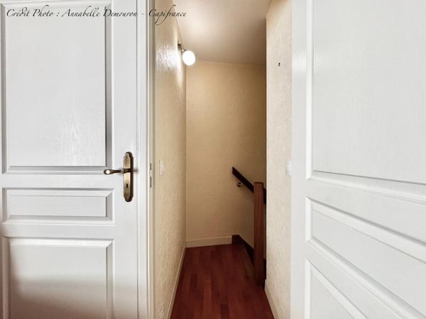 BLANZAT VILLAGE – MAISON DE VILLE EN PIERRE – 2 CHAMBRES – COUR – GARAGE – CAVE – DOUBLE VITRAGE