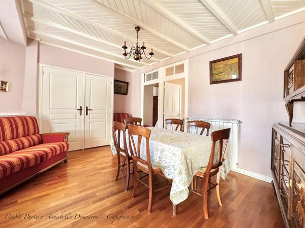BLANZAT VILLAGE – MAISON DE VILLE EN PIERRE – 2 CHAMBRES – COUR – GARAGE – CAVE – DOUBLE VITRAGE