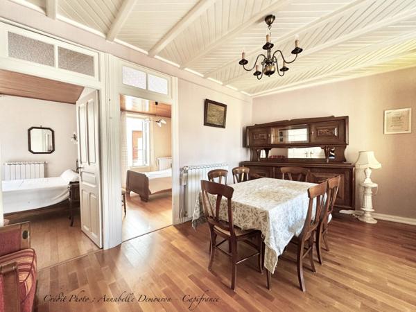 BLANZAT VILLAGE – MAISON DE VILLE EN PIERRE – 2 CHAMBRES – COUR – GARAGE – CAVE – DOUBLE VITRAGE