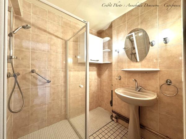 BLANZAT VILLAGE – MAISON DE VILLE EN PIERRE – 2 CHAMBRES – COUR – GARAGE – CAVE – DOUBLE VITRAGE
