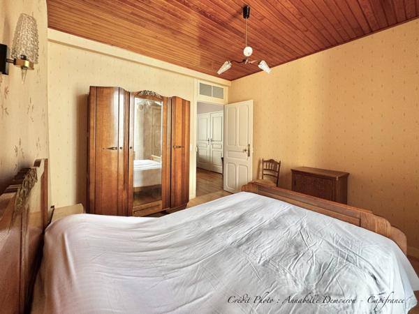 BLANZAT VILLAGE – MAISON DE VILLE EN PIERRE – 2 CHAMBRES – COUR – GARAGE – CAVE – DOUBLE VITRAGE