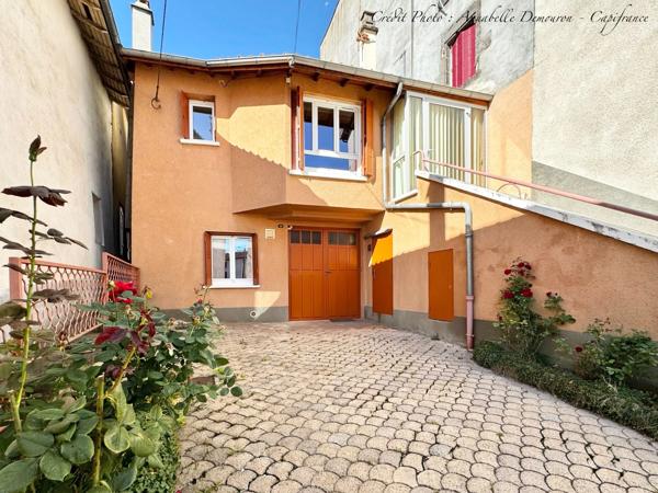 BLANZAT VILLAGE – MAISON DE VILLE EN PIERRE – 2 CHAMBRES – COUR – GARAGE – CAVE – DOUBLE VITRAGE