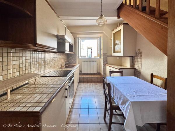 BLANZAT VILLAGE – MAISON DE VILLE EN PIERRE – 2 CHAMBRES – COUR – GARAGE – CAVE – DOUBLE VITRAGE