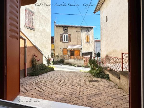 BLANZAT VILLAGE – MAISON DE VILLE EN PIERRE – 2 CHAMBRES – COUR – GARAGE – CAVE – DOUBLE VITRAGE