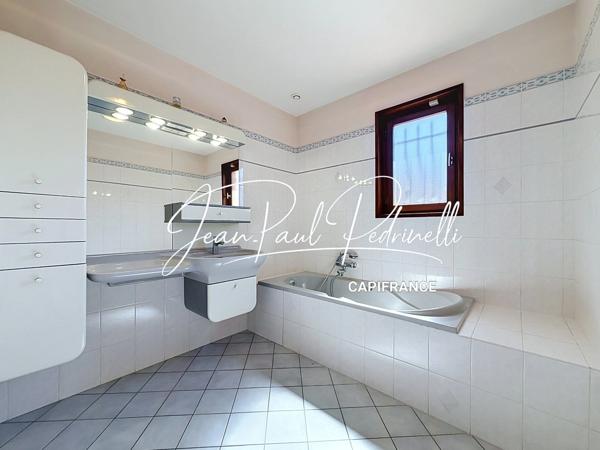 CALUIRE-ET-CUIRE – Cœur Vassieux – Villa 101 m² habitables + 115 m² Hors Carrez (double garage et annexe) – Terrain plat 770 M²  piscinable