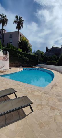 opportunité à saisir en exclusivité, ce superbe appartement T3 de 72 m2 triple orientation, très grande terrasse panoramique de 27 m2, garage et cave, situé dans une résidence avec grande piscine, très proche du centre ville Du CANNET, dans le quartier très prisé des Bréguières, mais plutôt coté du centre ville, en position dominante avec de très belles vues dégagées à 270 ° sur les collines environnantes. 
Appartement qui peut être destiné a un client qui souhaiterait préparer sa retraite pour l occuper, par exemple dans 1 à 3 ans ou plus,  car celui ci est actuellement loué à un couple qui paye très bien son loyer. Cette circonstance est à étudier avec moi par téléphone en fonction de votre projet d achat qui peut être adapté a vos besoins.
Il est situé au 1 er étage à l angle du bâtiment, et offre une immense terrasse de 27 m2 exposée principalement au Sud et latéralement à l Ouest pour offrir de magnifiques couchés de soleil. 
Le salon séjour cuisine ouverte offrent des baies de type coulissant et portes fenêtres donnant toutes accès à la terrasse, la cuisine équipée moderne, avec ilot centrale qui comporte la cuisson et la hotte aspirante. Au mur on trouve un réfrigérateur/congélateur inox , un four pyrolyse inox, un lave vaisselle inox et l évier un bac .Le halle d entrée avec placard dressing, ouvert sur l espace de vie, interphone vidéo et porte serrure 3 points. 
L espace privatif est desservie par un hall dégagemant de 5 m2, qui conduit aux Deux chambres de 13 et 11 m2 avec placard dressing, à la salle de bains WC, et à la salle d eau WC.
Le bien est doté d un garage en sous sol de 13 m2 et d une cave de 4 m2 .
Il va falloir faire vite pour cette opportunité qui est vendus en dessous de sa valeur marché, car les propriétaires ont voulus, sur mes conseilles, tenir compte du fait que le bien soit occupé dans une large proportion. 
Me contacter pour que l on puisse organiser une visite afin que vous soyez le premier sur cette opération qui ne manquera pas d amateurs.