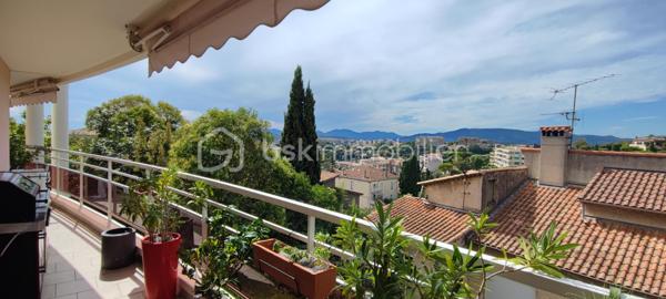 opportunité à saisir en exclusivité, ce superbe appartement T3 de 72 m2 triple orientation, très grande terrasse panoramique de 27 m2, garage et cave, situé dans une résidence avec grande piscine, très proche du centre ville Du CANNET, dans le quartier très prisé des Bréguières, mais plutôt coté du centre ville, en position dominante avec de très belles vues dégagées à 270 ° sur les collines environnantes. 
Appartement qui peut être destiné a un client qui souhaiterait préparer sa retraite pour l occuper, par exemple dans 1 à 3 ans ou plus,  car celui ci est actuellement loué à un couple qui paye très bien son loyer. Cette circonstance est à étudier avec moi par téléphone en fonction de votre projet d achat qui peut être adapté a vos besoins.
Il est situé au 1 er étage à l angle du bâtiment, et offre une immense terrasse de 27 m2 exposée principalement au Sud et latéralement à l Ouest pour offrir de magnifiques couchés de soleil. 
Le salon séjour cuisine ouverte offrent des baies de type coulissant et portes fenêtres donnant toutes accès à la terrasse, la cuisine équipée moderne, avec ilot centrale qui comporte la cuisson et la hotte aspirante. Au mur on trouve un réfrigérateur/congélateur inox , un four pyrolyse inox, un lave vaisselle inox et l évier un bac .Le halle d entrée avec placard dressing, ouvert sur l espace de vie, interphone vidéo et porte serrure 3 points. 
L espace privatif est desservie par un hall dégagemant de 5 m2, qui conduit aux Deux chambres de 13 et 11 m2 avec placard dressing, à la salle de bains WC, et à la salle d eau WC.
Le bien est doté d un garage en sous sol de 13 m2 et d une cave de 4 m2 .
Il va falloir faire vite pour cette opportunité qui est vendus en dessous de sa valeur marché, car les propriétaires ont voulus, sur mes conseilles, tenir compte du fait que le bien soit occupé dans une large proportion. 
Me contacter pour que l on puisse organiser une visite afin que vous soyez le premier sur cette opération qui ne manquera pas d amateurs.