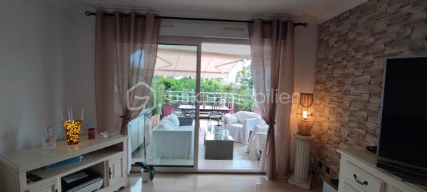 opportunité à saisir en exclusivité, ce superbe appartement T3 de 72 m2 triple orientation, très grande terrasse panoramique de 27 m2, garage et cave, situé dans une résidence avec grande piscine, très proche du centre ville Du CANNET, dans le quartier très prisé des Bréguières, mais plutôt coté du centre ville, en position dominante avec de très belles vues dégagées à 270 ° sur les collines environnantes. 
Appartement qui peut être destiné a un client qui souhaiterait préparer sa retraite pour l occuper, par exemple dans 1 à 3 ans ou plus,  car celui ci est actuellement loué à un couple qui paye très bien son loyer. Cette circonstance est à étudier avec moi par téléphone en fonction de votre projet d achat qui peut être adapté a vos besoins.
Il est situé au 1 er étage à l angle du bâtiment, et offre une immense terrasse de 27 m2 exposée principalement au Sud et latéralement à l Ouest pour offrir de magnifiques couchés de soleil. 
Le salon séjour cuisine ouverte offrent des baies de type coulissant et portes fenêtres donnant toutes accès à la terrasse, la cuisine équipée moderne, avec ilot centrale qui comporte la cuisson et la hotte aspirante. Au mur on trouve un réfrigérateur/congélateur inox , un four pyrolyse inox, un lave vaisselle inox et l évier un bac .Le halle d entrée avec placard dressing, ouvert sur l espace de vie, interphone vidéo et porte serrure 3 points. 
L espace privatif est desservie par un hall dégagemant de 5 m2, qui conduit aux Deux chambres de 13 et 11 m2 avec placard dressing, à la salle de bains WC, et à la salle d eau WC.
Le bien est doté d un garage en sous sol de 13 m2 et d une cave de 4 m2 .
Il va falloir faire vite pour cette opportunité qui est vendus en dessous de sa valeur marché, car les propriétaires ont voulus, sur mes conseilles, tenir compte du fait que le bien soit occupé dans une large proportion. 
Me contacter pour que l on puisse organiser une visite afin que vous soyez le premier sur cette opération qui ne manquera pas d amateurs.