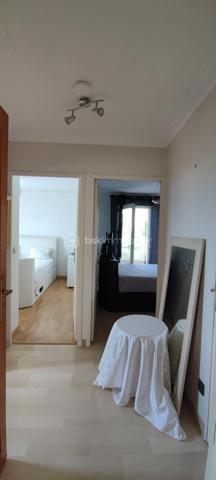 opportunité à saisir en exclusivité, ce superbe appartement T3 de 72 m2 triple orientation, très grande terrasse panoramique de 27 m2, garage et cave, situé dans une résidence avec grande piscine, très proche du centre ville Du CANNET, dans le quartier très prisé des Bréguières, mais plutôt coté du centre ville, en position dominante avec de très belles vues dégagées à 270 ° sur les collines environnantes. 
Appartement qui peut être destiné a un client qui souhaiterait préparer sa retraite pour l occuper, par exemple dans 1 à 3 ans ou plus,  car celui ci est actuellement loué à un couple qui paye très bien son loyer. Cette circonstance est à étudier avec moi par téléphone en fonction de votre projet d achat qui peut être adapté a vos besoins.
Il est situé au 1 er étage à l angle du bâtiment, et offre une immense terrasse de 27 m2 exposée principalement au Sud et latéralement à l Ouest pour offrir de magnifiques couchés de soleil. 
Le salon séjour cuisine ouverte offrent des baies de type coulissant et portes fenêtres donnant toutes accès à la terrasse, la cuisine équipée moderne, avec ilot centrale qui comporte la cuisson et la hotte aspirante. Au mur on trouve un réfrigérateur/congélateur inox , un four pyrolyse inox, un lave vaisselle inox et l évier un bac .Le halle d entrée avec placard dressing, ouvert sur l espace de vie, interphone vidéo et porte serrure 3 points. 
L espace privatif est desservie par un hall dégagemant de 5 m2, qui conduit aux Deux chambres de 13 et 11 m2 avec placard dressing, à la salle de bains WC, et à la salle d eau WC.
Le bien est doté d un garage en sous sol de 13 m2 et d une cave de 4 m2 .
Il va falloir faire vite pour cette opportunité qui est vendus en dessous de sa valeur marché, car les propriétaires ont voulus, sur mes conseilles, tenir compte du fait que le bien soit occupé dans une large proportion. 
Me contacter pour que l on puisse organiser une visite afin que vous soyez le premier sur cette opération qui ne manquera pas d amateurs.
