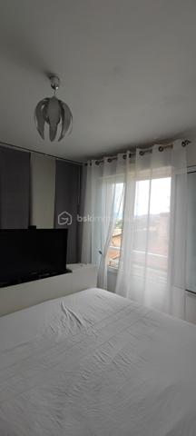 opportunité à saisir en exclusivité, ce superbe appartement T3 de 72 m2 triple orientation, très grande terrasse panoramique de 27 m2, garage et cave, situé dans une résidence avec grande piscine, très proche du centre ville Du CANNET, dans le quartier très prisé des Bréguières, mais plutôt coté du centre ville, en position dominante avec de très belles vues dégagées à 270 ° sur les collines environnantes. 
Appartement qui peut être destiné a un client qui souhaiterait préparer sa retraite pour l occuper, par exemple dans 1 à 3 ans ou plus,  car celui ci est actuellement loué à un couple qui paye très bien son loyer. Cette circonstance est à étudier avec moi par téléphone en fonction de votre projet d achat qui peut être adapté a vos besoins.
Il est situé au 1 er étage à l angle du bâtiment, et offre une immense terrasse de 27 m2 exposée principalement au Sud et latéralement à l Ouest pour offrir de magnifiques couchés de soleil. 
Le salon séjour cuisine ouverte offrent des baies de type coulissant et portes fenêtres donnant toutes accès à la terrasse, la cuisine équipée moderne, avec ilot centrale qui comporte la cuisson et la hotte aspirante. Au mur on trouve un réfrigérateur/congélateur inox , un four pyrolyse inox, un lave vaisselle inox et l évier un bac .Le halle d entrée avec placard dressing, ouvert sur l espace de vie, interphone vidéo et porte serrure 3 points. 
L espace privatif est desservie par un hall dégagemant de 5 m2, qui conduit aux Deux chambres de 13 et 11 m2 avec placard dressing, à la salle de bains WC, et à la salle d eau WC.
Le bien est doté d un garage en sous sol de 13 m2 et d une cave de 4 m2 .
Il va falloir faire vite pour cette opportunité qui est vendus en dessous de sa valeur marché, car les propriétaires ont voulus, sur mes conseilles, tenir compte du fait que le bien soit occupé dans une large proportion. 
Me contacter pour que l on puisse organiser une visite afin que vous soyez le premier sur cette opération qui ne manquera pas d amateurs.