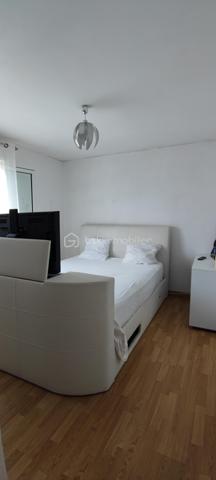 opportunité à saisir en exclusivité, ce superbe appartement T3 de 72 m2 triple orientation, très grande terrasse panoramique de 27 m2, garage et cave, situé dans une résidence avec grande piscine, très proche du centre ville Du CANNET, dans le quartier très prisé des Bréguières, mais plutôt coté du centre ville, en position dominante avec de très belles vues dégagées à 270 ° sur les collines environnantes. 
Appartement qui peut être destiné a un client qui souhaiterait préparer sa retraite pour l occuper, par exemple dans 1 à 3 ans ou plus,  car celui ci est actuellement loué à un couple qui paye très bien son loyer. Cette circonstance est à étudier avec moi par téléphone en fonction de votre projet d achat qui peut être adapté a vos besoins.
Il est situé au 1 er étage à l angle du bâtiment, et offre une immense terrasse de 27 m2 exposée principalement au Sud et latéralement à l Ouest pour offrir de magnifiques couchés de soleil. 
Le salon séjour cuisine ouverte offrent des baies de type coulissant et portes fenêtres donnant toutes accès à la terrasse, la cuisine équipée moderne, avec ilot centrale qui comporte la cuisson et la hotte aspirante. Au mur on trouve un réfrigérateur/congélateur inox , un four pyrolyse inox, un lave vaisselle inox et l évier un bac .Le halle d entrée avec placard dressing, ouvert sur l espace de vie, interphone vidéo et porte serrure 3 points. 
L espace privatif est desservie par un hall dégagemant de 5 m2, qui conduit aux Deux chambres de 13 et 11 m2 avec placard dressing, à la salle de bains WC, et à la salle d eau WC.
Le bien est doté d un garage en sous sol de 13 m2 et d une cave de 4 m2 .
Il va falloir faire vite pour cette opportunité qui est vendus en dessous de sa valeur marché, car les propriétaires ont voulus, sur mes conseilles, tenir compte du fait que le bien soit occupé dans une large proportion. 
Me contacter pour que l on puisse organiser une visite afin que vous soyez le premier sur cette opération qui ne manquera pas d amateurs.