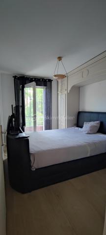 opportunité à saisir en exclusivité, ce superbe appartement T3 de 72 m2 triple orientation, très grande terrasse panoramique de 27 m2, garage et cave, situé dans une résidence avec grande piscine, très proche du centre ville Du CANNET, dans le quartier très prisé des Bréguières, mais plutôt coté du centre ville, en position dominante avec de très belles vues dégagées à 270 ° sur les collines environnantes. 
Appartement qui peut être destiné a un client qui souhaiterait préparer sa retraite pour l occuper, par exemple dans 1 à 3 ans ou plus,  car celui ci est actuellement loué à un couple qui paye très bien son loyer. Cette circonstance est à étudier avec moi par téléphone en fonction de votre projet d achat qui peut être adapté a vos besoins.
Il est situé au 1 er étage à l angle du bâtiment, et offre une immense terrasse de 27 m2 exposée principalement au Sud et latéralement à l Ouest pour offrir de magnifiques couchés de soleil. 
Le salon séjour cuisine ouverte offrent des baies de type coulissant et portes fenêtres donnant toutes accès à la terrasse, la cuisine équipée moderne, avec ilot centrale qui comporte la cuisson et la hotte aspirante. Au mur on trouve un réfrigérateur/congélateur inox , un four pyrolyse inox, un lave vaisselle inox et l évier un bac .Le halle d entrée avec placard dressing, ouvert sur l espace de vie, interphone vidéo et porte serrure 3 points. 
L espace privatif est desservie par un hall dégagemant de 5 m2, qui conduit aux Deux chambres de 13 et 11 m2 avec placard dressing, à la salle de bains WC, et à la salle d eau WC.
Le bien est doté d un garage en sous sol de 13 m2 et d une cave de 4 m2 .
Il va falloir faire vite pour cette opportunité qui est vendus en dessous de sa valeur marché, car les propriétaires ont voulus, sur mes conseilles, tenir compte du fait que le bien soit occupé dans une large proportion. 
Me contacter pour que l on puisse organiser une visite afin que vous soyez le premier sur cette opération qui ne manquera pas d amateurs.