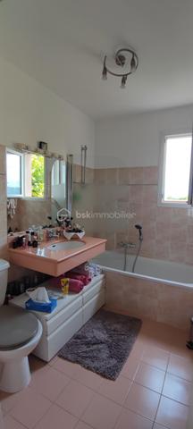 opportunité à saisir en exclusivité, ce superbe appartement T3 de 72 m2 triple orientation, très grande terrasse panoramique de 27 m2, garage et cave, situé dans une résidence avec grande piscine, très proche du centre ville Du CANNET, dans le quartier très prisé des Bréguières, mais plutôt coté du centre ville, en position dominante avec de très belles vues dégagées à 270 ° sur les collines environnantes. 
Appartement qui peut être destiné a un client qui souhaiterait préparer sa retraite pour l occuper, par exemple dans 1 à 3 ans ou plus,  car celui ci est actuellement loué à un couple qui paye très bien son loyer. Cette circonstance est à étudier avec moi par téléphone en fonction de votre projet d achat qui peut être adapté a vos besoins.
Il est situé au 1 er étage à l angle du bâtiment, et offre une immense terrasse de 27 m2 exposée principalement au Sud et latéralement à l Ouest pour offrir de magnifiques couchés de soleil. 
Le salon séjour cuisine ouverte offrent des baies de type coulissant et portes fenêtres donnant toutes accès à la terrasse, la cuisine équipée moderne, avec ilot centrale qui comporte la cuisson et la hotte aspirante. Au mur on trouve un réfrigérateur/congélateur inox , un four pyrolyse inox, un lave vaisselle inox et l évier un bac .Le halle d entrée avec placard dressing, ouvert sur l espace de vie, interphone vidéo et porte serrure 3 points. 
L espace privatif est desservie par un hall dégagemant de 5 m2, qui conduit aux Deux chambres de 13 et 11 m2 avec placard dressing, à la salle de bains WC, et à la salle d eau WC.
Le bien est doté d un garage en sous sol de 13 m2 et d une cave de 4 m2 .
Il va falloir faire vite pour cette opportunité qui est vendus en dessous de sa valeur marché, car les propriétaires ont voulus, sur mes conseilles, tenir compte du fait que le bien soit occupé dans une large proportion. 
Me contacter pour que l on puisse organiser une visite afin que vous soyez le premier sur cette opération qui ne manquera pas d amateurs.