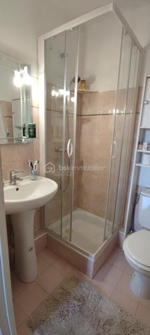 opportunité à saisir en exclusivité, ce superbe appartement T3 de 72 m2 triple orientation, très grande terrasse panoramique de 27 m2, garage et cave, situé dans une résidence avec grande piscine, très proche du centre ville Du CANNET, dans le quartier très prisé des Bréguières, mais plutôt coté du centre ville, en position dominante avec de très belles vues dégagées à 270 ° sur les collines environnantes. 
Appartement qui peut être destiné a un client qui souhaiterait préparer sa retraite pour l occuper, par exemple dans 1 à 3 ans ou plus,  car celui ci est actuellement loué à un couple qui paye très bien son loyer. Cette circonstance est à étudier avec moi par téléphone en fonction de votre projet d achat qui peut être adapté a vos besoins.
Il est situé au 1 er étage à l angle du bâtiment, et offre une immense terrasse de 27 m2 exposée principalement au Sud et latéralement à l Ouest pour offrir de magnifiques couchés de soleil. 
Le salon séjour cuisine ouverte offrent des baies de type coulissant et portes fenêtres donnant toutes accès à la terrasse, la cuisine équipée moderne, avec ilot centrale qui comporte la cuisson et la hotte aspirante. Au mur on trouve un réfrigérateur/congélateur inox , un four pyrolyse inox, un lave vaisselle inox et l évier un bac .Le halle d entrée avec placard dressing, ouvert sur l espace de vie, interphone vidéo et porte serrure 3 points. 
L espace privatif est desservie par un hall dégagemant de 5 m2, qui conduit aux Deux chambres de 13 et 11 m2 avec placard dressing, à la salle de bains WC, et à la salle d eau WC.
Le bien est doté d un garage en sous sol de 13 m2 et d une cave de 4 m2 .
Il va falloir faire vite pour cette opportunité qui est vendus en dessous de sa valeur marché, car les propriétaires ont voulus, sur mes conseilles, tenir compte du fait que le bien soit occupé dans une large proportion. 
Me contacter pour que l on puisse organiser une visite afin que vous soyez le premier sur cette opération qui ne manquera pas d amateurs.