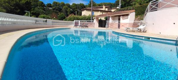 opportunité à saisir en exclusivité, ce superbe appartement T3 de 72 m2 triple orientation, très grande terrasse panoramique de 27 m2, garage et cave, situé dans une résidence avec grande piscine, très proche du centre ville Du CANNET, dans le quartier très prisé des Bréguières, mais plutôt coté du centre ville, en position dominante avec de très belles vues dégagées à 270 ° sur les collines environnantes. 
Appartement qui peut être destiné a un client qui souhaiterait préparer sa retraite pour l occuper, par exemple dans 1 à 3 ans ou plus,  car celui ci est actuellement loué à un couple qui paye très bien son loyer. Cette circonstance est à étudier avec moi par téléphone en fonction de votre projet d achat qui peut être adapté a vos besoins.
Il est situé au 1 er étage à l angle du bâtiment, et offre une immense terrasse de 27 m2 exposée principalement au Sud et latéralement à l Ouest pour offrir de magnifiques couchés de soleil. 
Le salon séjour cuisine ouverte offrent des baies de type coulissant et portes fenêtres donnant toutes accès à la terrasse, la cuisine équipée moderne, avec ilot centrale qui comporte la cuisson et la hotte aspirante. Au mur on trouve un réfrigérateur/congélateur inox , un four pyrolyse inox, un lave vaisselle inox et l évier un bac .Le halle d entrée avec placard dressing, ouvert sur l espace de vie, interphone vidéo et porte serrure 3 points. 
L espace privatif est desservie par un hall dégagemant de 5 m2, qui conduit aux Deux chambres de 13 et 11 m2 avec placard dressing, à la salle de bains WC, et à la salle d eau WC.
Le bien est doté d un garage en sous sol de 13 m2 et d une cave de 4 m2 .
Il va falloir faire vite pour cette opportunité qui est vendus en dessous de sa valeur marché, car les propriétaires ont voulus, sur mes conseilles, tenir compte du fait que le bien soit occupé dans une large proportion. 
Me contacter pour que l on puisse organiser une visite afin que vous soyez le premier sur cette opération qui ne manquera pas d amateurs.